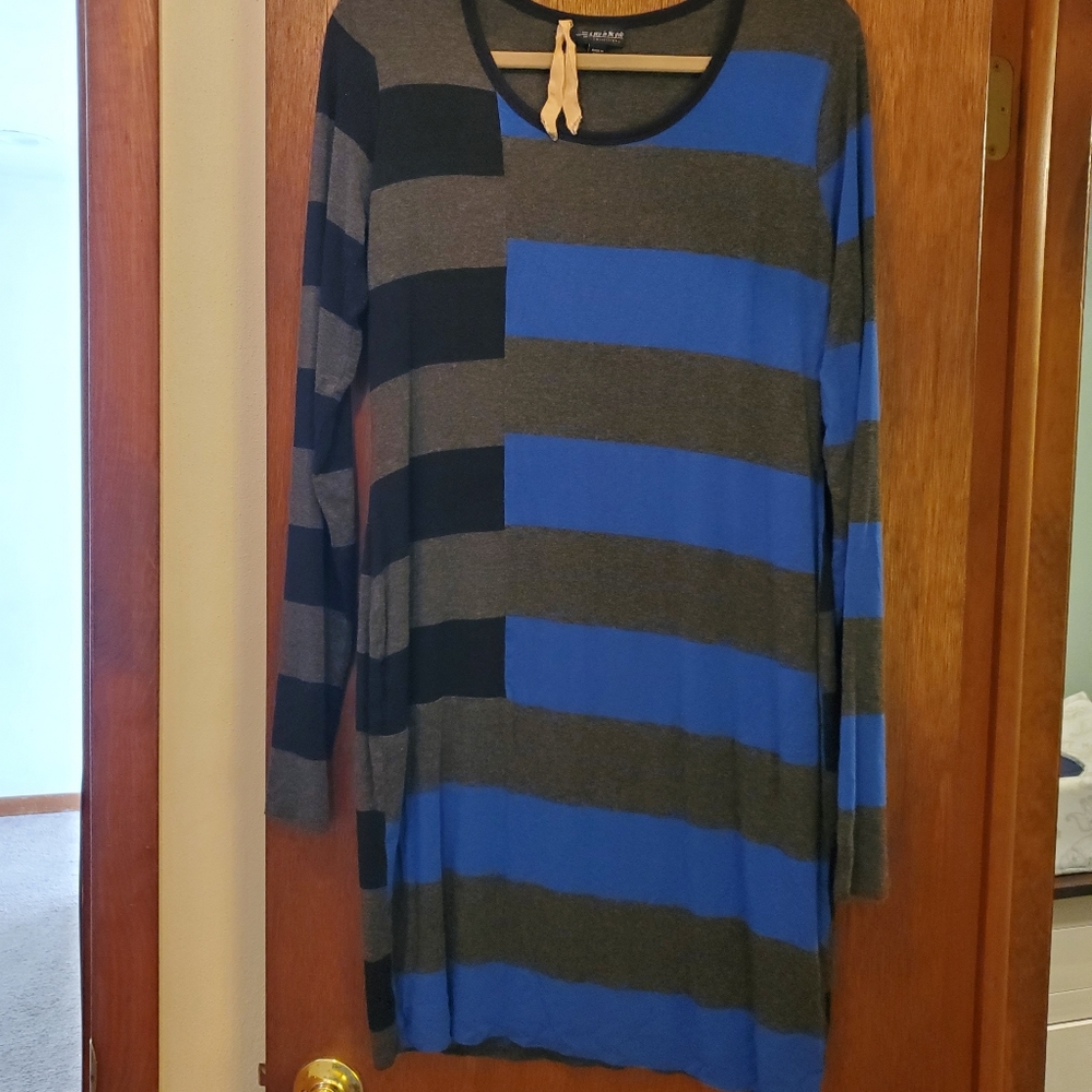 A Pea In The Pod maternity dress size Large. Blue, black and grey colorblock